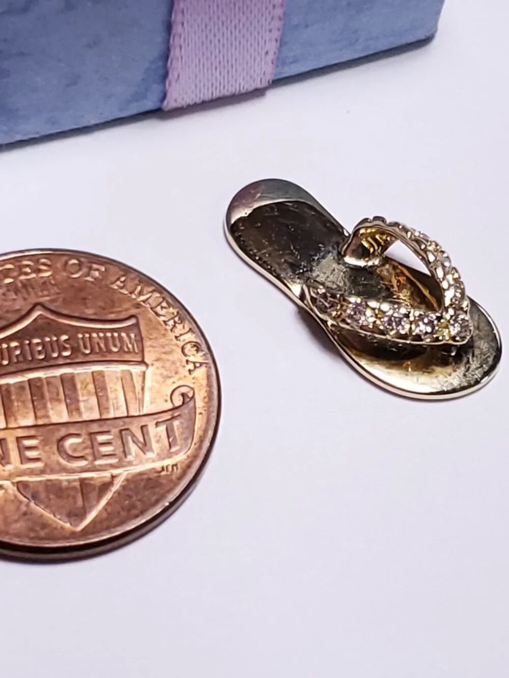 Estate .10ctw Natural Rd Diamond Flip Flop/Sandal 14Kt Yellow Gold Pendant#24948